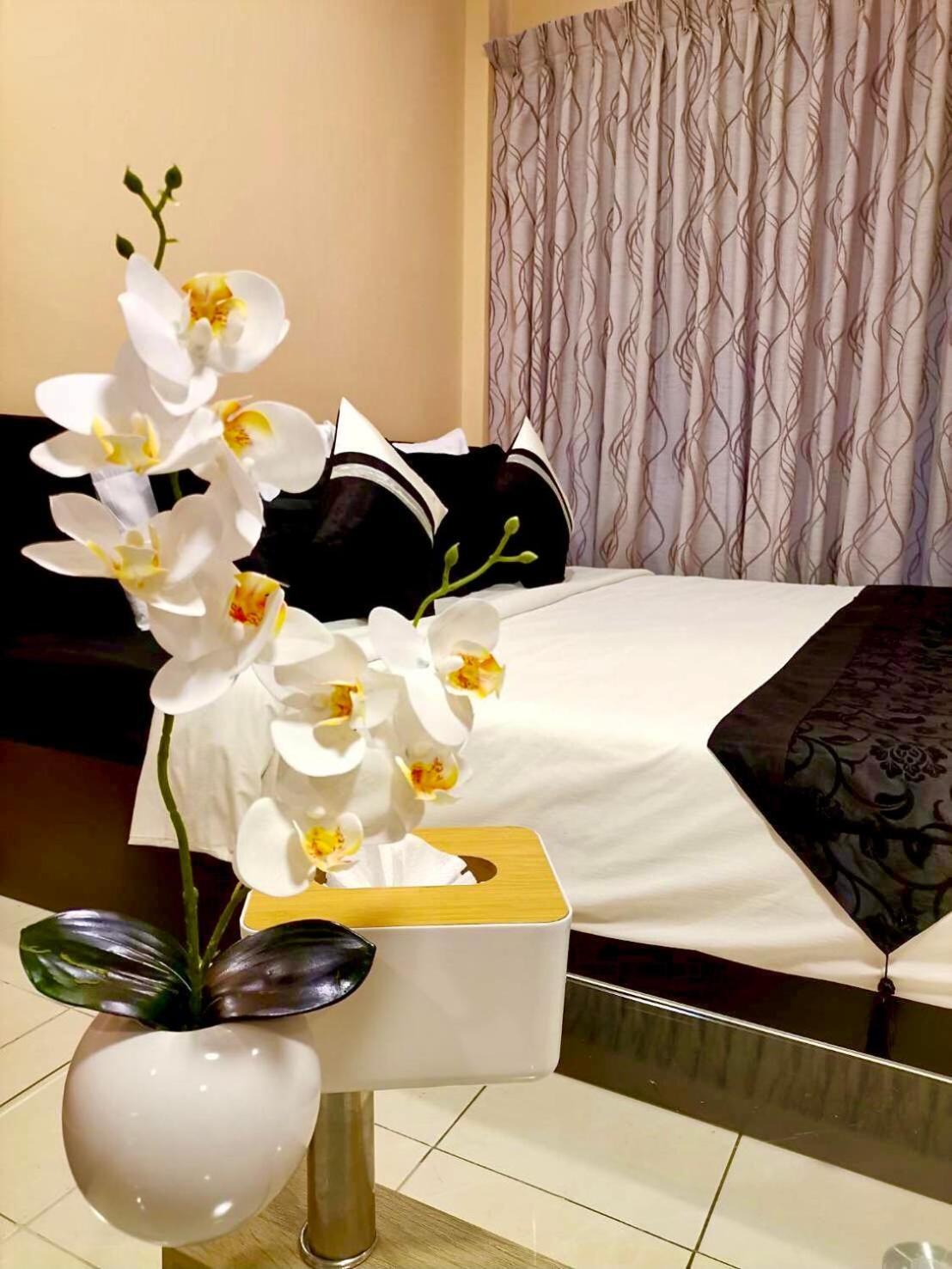 The Luka Guesthouse And Restaurant Patong Luaran gambar